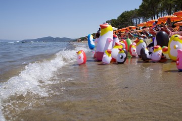 famiglia di pinguini gonfiabili sulla spiaggia