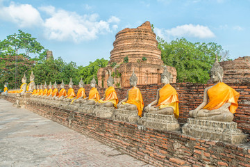 Aligned buddha statues at Wat Yai Chaimongkol Ayutthaya, Thailan - obrazy, fototapety, plakaty