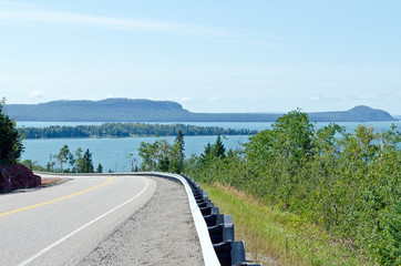 Obraz premium TransCanada highway along Superior Lake shore