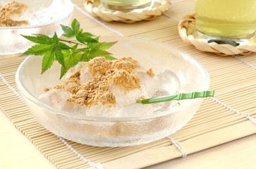 夏の和菓子  わらび餅と冷茶