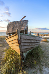 Boot am Strand zwischen den Dünen an der Ostsee