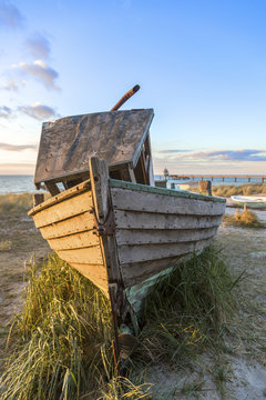 Boot am Strand zwischen den D&uuml;nen an der Ostsee