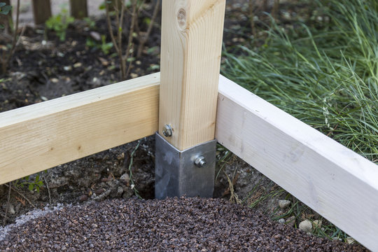 Einschlagh&uuml;lse als Befestigung f&uuml;r ein Gartenhaus