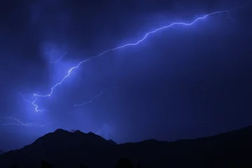 Papier Peint photo Orage Éclair au-dessus des montagnes pendant un orage d& 39 été