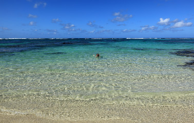  lagon bleu et baigneuse de l'île Maurice