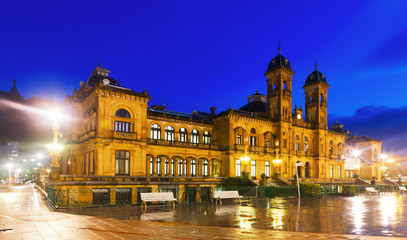 Fototapeta na wymiar city hall in autumn evening. San Sebastian
