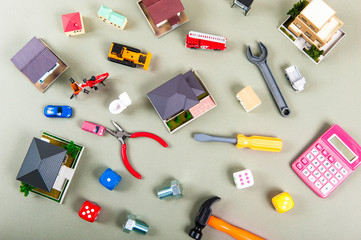 住宅と散らかった道具