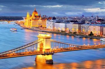 Papier Peint photo Lavable Budapest Budapest, vue nocturne du Pont des Chaînes sur le Danube et le
