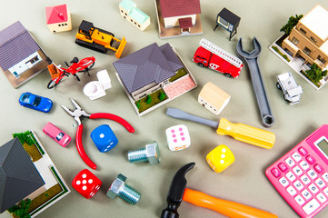 住宅と散らかった道具