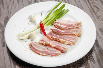 Ветчина с зеленым луком перцем и чесноком