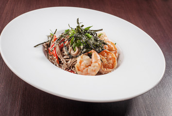 креветки, лапша с овощами