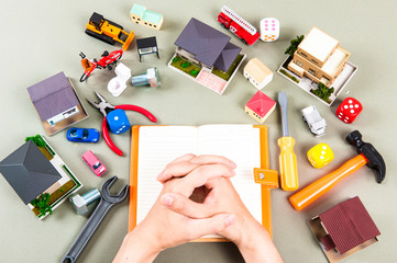 たくさんの品物とメモ帳と人間の手