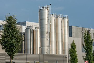 Fabrikgebäude mit Silo 1
