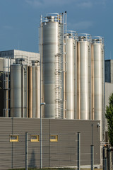 Fabrikgebäude mit Silo