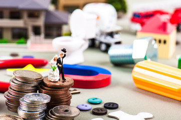 新婚夫婦と散らかった部屋