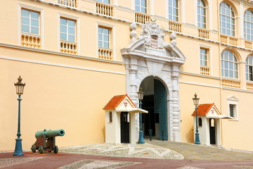 Fototapeta na wymiar Porte d'entrée du Palais de Monaco