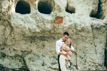 Obraz na płótnie Canvas wedding couple near rock