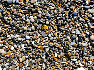 Bunter, diagonal halb-nasser Kies mit diagonal getrennten Bereichen, Oben rechts nass, unten links...