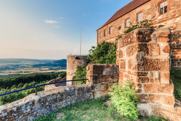 Fototapeta premium Letni zachód słońca w ruinach zamku Giechburg