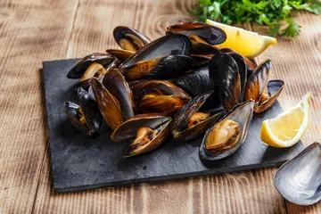 Abwaschbare Fototapete Meeresfrüchte Muscheln gedämpfte Austern mit Zitrone und Kräutern