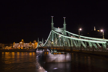Obraz premium Liberty bridge in Budapest, illuminated at night