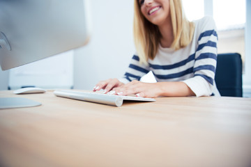 Obraz na płótnie Canvas Young woman working on desktop