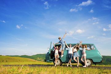 Young hipster friends on road trip © Halfpoint