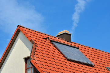 Solar - Röhrenkollektor auf rotem Ziegeldach