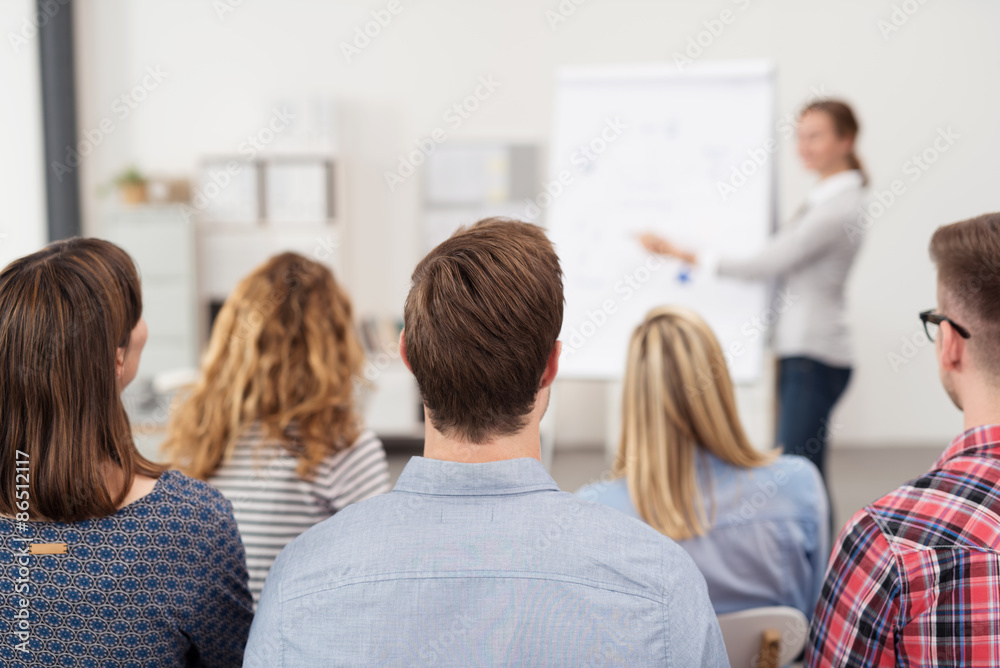 Poster frau hält einen vortrag am flipchart vor einer gruppe