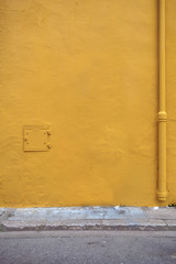 Стена цвета охры 