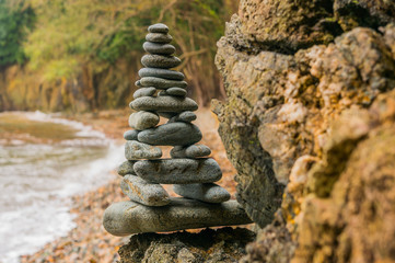 Zen Pyramide aus länglichen Kieselsteinen