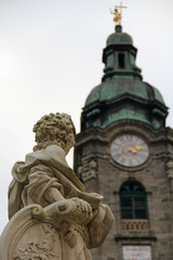 Fototapeta na wymiar Engel blickt auf Kirchturm