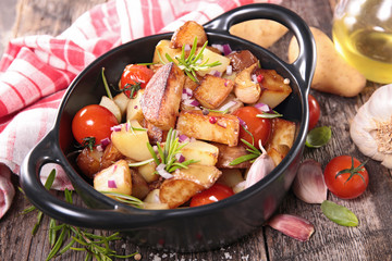 baked potato with tomato and garlic