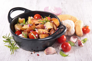baked potato with tomato and garlic