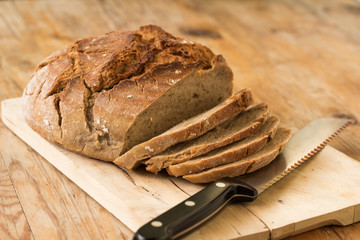 Bauernbrot auf Holzplatte