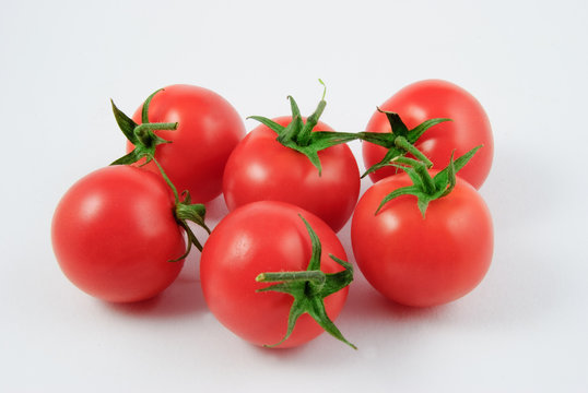 Sechs Rispentomaten (Solanum lycopersicum)