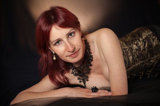 Ragazza sexy distesa sul letto