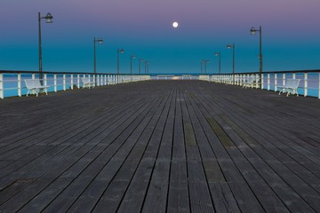 Obraz premium Piękne drewniane molo na brzegu Morza Bałtyckiego