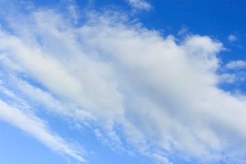 Obraz premium clouds with blue sky blurred background can fill text or shown your product