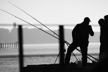 Pescadores junto ao rio.