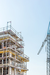 Baustelle mit Kran
