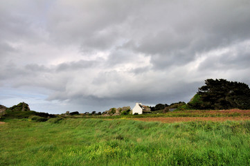 Obraz premium Orage et ciel noir près de Plougrescant