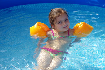 petite fille dans la piscine