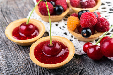  Fresh fruit cakes with jelly