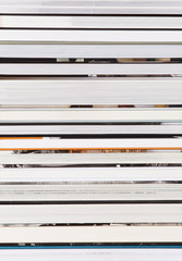 Bücher zu einem Stapel aufgeschlichtet