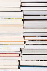 Zwei Stapel von Büchern