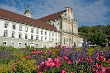 Kloster Fürstenfeld mit Blumen im Vordergrund.