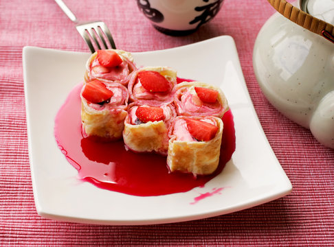 Sweet rolls with strawberries