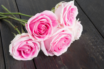 Naklejka premium white and pink rose on wood background
