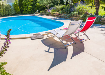 chaises longues au bord d'une piscine
